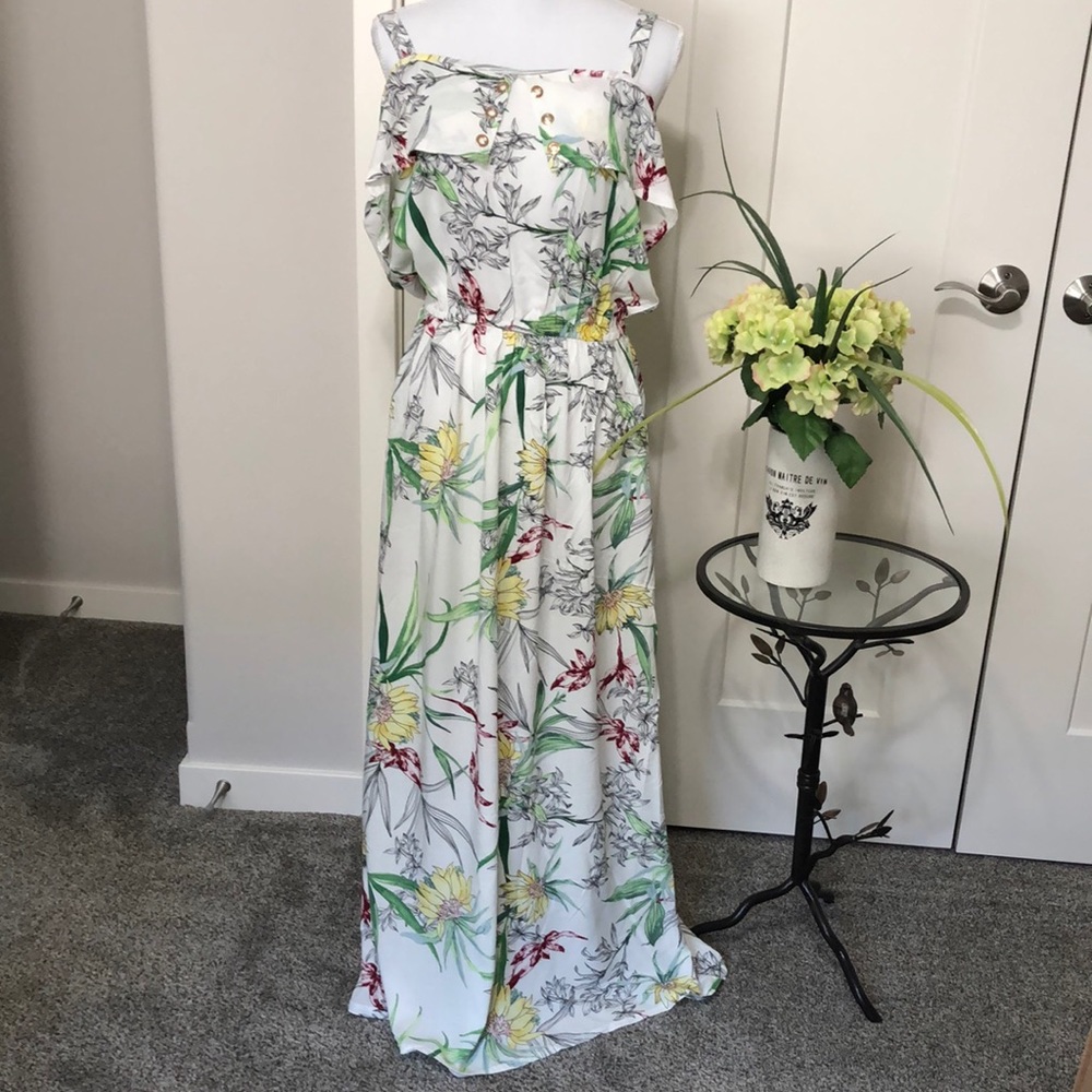 NWT Joy & Co Beautiful White Floral Maxi Dress!